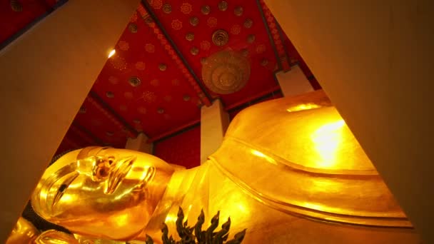 Όμορφη Χρυσή Κεφάλι Βούδα Μια Ανακλινόμενη Θέση Στο Wat Phra — Αρχείο Βίντεο