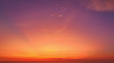  Adanın üzerinde alacakaranlıkta parlak kırmızı bir ışık