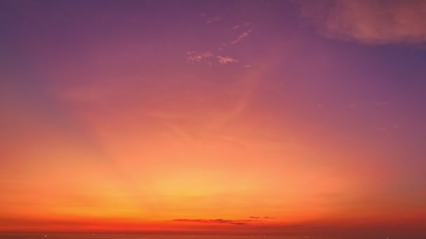 Вид Сверху Удивительный Яркий Красный Свет Сумерках Над Островом — стоковое видео