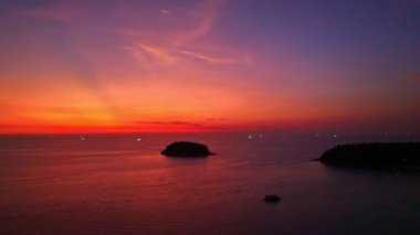 Parlak kırmızı bir günde Kata Sahili 'ndeki inanılmaz Pu Adası..