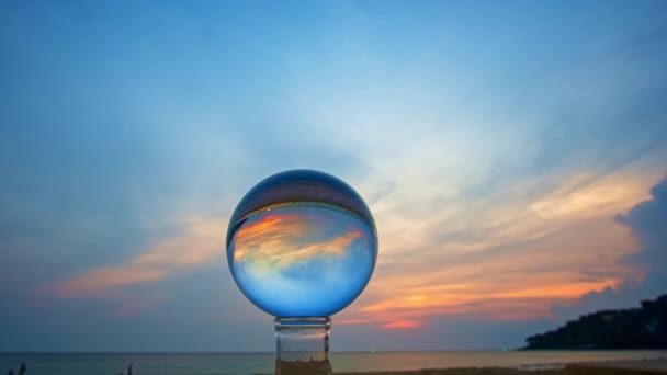 砂の山のクリスタルボールの中の日没の島の景色 ビーチビデオのクリスタルボールの場所で海の上の夕日 自然ビデオ 自然と旅行のコンセプトで高品質の映像 — ストック動画