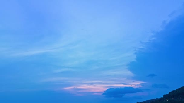在日落的天空中 空中的落差可以看到蓝云 — 图库视频影像