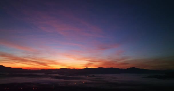 Luftaufnahme Erstaunliche Bunte Wolken Himmel Der Dämmerung Über Dem Nebelmeer — Stockvideo