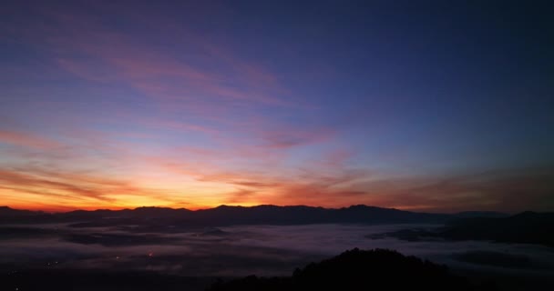 Widok Lotu Ptaka Piękny Wschód Słońca Nad Morzem Mgły — Wideo stockowe