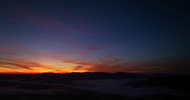 Widok Lotu Ptaka Kolorowe Chmury Horyzoncie Nad Mgłą — Wideo stockowe