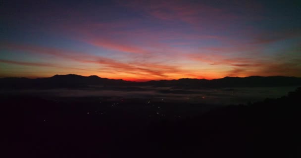Luftaufnahme Der Nebel Bedeckt Den Wald Tal Bei Schönem Sonnenaufgang — Stockvideo
