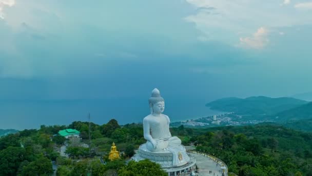 Hiperlapso Aéreo Vista Nube Azul Puesta Sol Phuket Gran Buddha — Vídeos de Stock