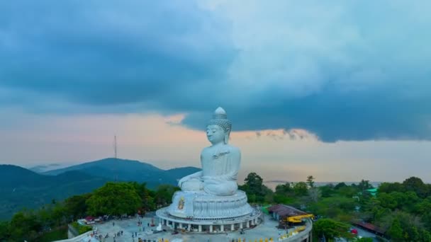 Hiperlapso Aéreo Vista Nube Azul Puesta Sol Phuket Gran Buddha — Vídeos de Stock