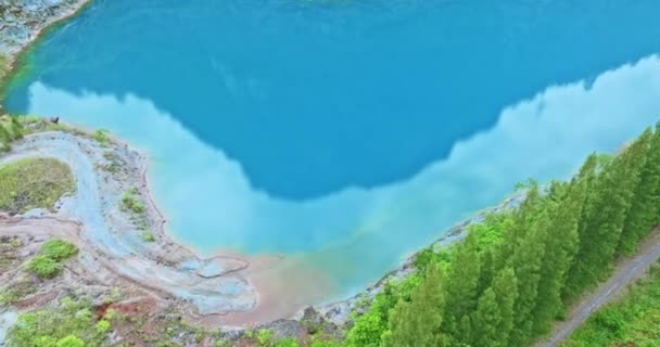 Letecký Pohled Odraz Modré Oblohy Smaragdově Zeleném Jezírku — Stock video