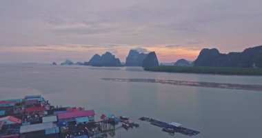 Phang Nga Adaları 'nın arkasındaki hava manzaralı günbatımı