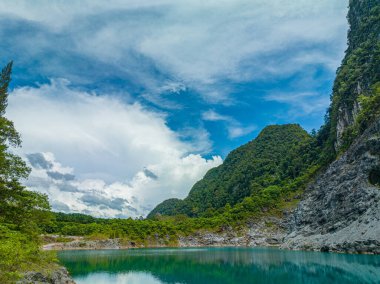 Zümrüt yeşili gölette güzel bir yansıma