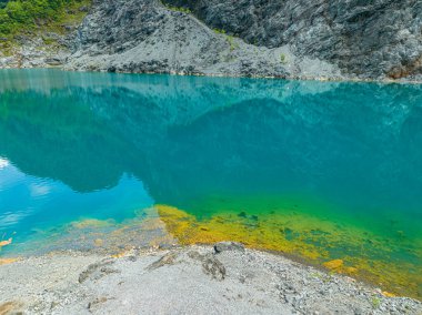 Zümrüt yeşili gölette güzel bir yansıma