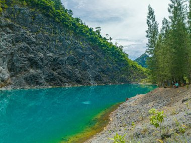 Zümrüt yeşili gölette güzel bir yansıma