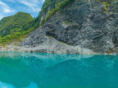 Zümrüt yeşili gölette güzel bir yansıma