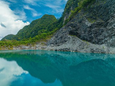 Zümrüt yeşili gölette güzel bir yansıma