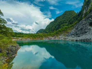 Zümrüt yeşili gölette güzel bir yansıma