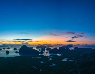 Panorama manzarası Samed Nang Chee Phang Nga 'daki adanın üzerinde inanılmaz bir gün doğumu.