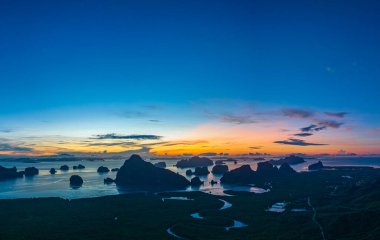 Panorama manzarası Samed Nang Chee Phang Nga 'daki adanın üzerinde inanılmaz bir gün doğumu.