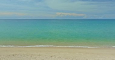 Tropikal gizli cennet kumsalının muhteşem manzarası, plaja vuran kristal mavi deniz dalgaları. Phuket, Tayland. Andaman Denizi 'nde. - Seyahat konsepti. doğa arkaplanı.