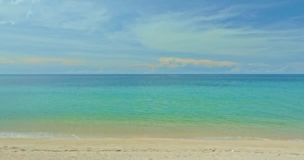 Tropikal Gizli Cennet Kumsalının Muhteşem Manzarası Plaja Vuran Kristal Mavi — Stok video