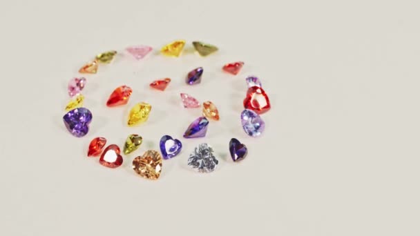 Schöne Mehrfarbige Herzförmige Diamanten Einem Kreis Eingefasst Herzförmige Diamanten Verschiedenen — Stockvideo