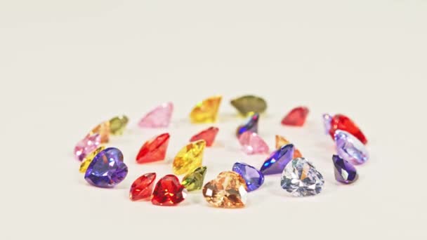 Schöne Mehrfarbige Herzförmige Diamanten Einem Kreis Herzförmige Diamanten Verschiedenen Farben — Stockvideo