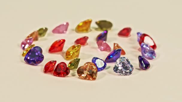 Schöne Mehrfarbige Herzförmige Diamanten Einem Kreis Eingefasst Herzförmige Diamanten Verschiedenen — Stockvideo