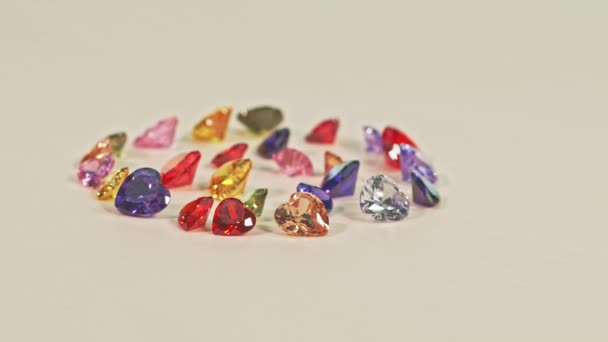 Prachtige Multi Gekleurde Hartvormige Diamanten Een Cirkel Hartvormige Diamanten Verschillende — Stockvideo