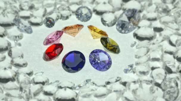 Kleurrijke Edelstenen Weergegeven Het Midden Van Een Witte Diamant Lichte — Stockvideo