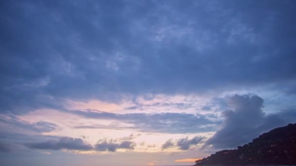 Günbatımının Güneşin Doğuşunun Hızlandırılmış Manzarası Fantezi Bulutları Patong Plajı Üzerinde — Stok video