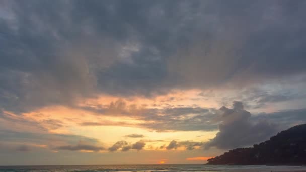 Patong Plajı Üzerinde Günbatımının Güneşin Doğuşunun Hızlandırılmış Manzarası Fantezi Bulutları — Stok video