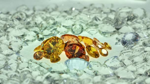 黄色的宝石陈列在白色的背景上 在白色的钻石中间 陈列着各种尺寸和形状的黄金钻石 — 图库视频影像