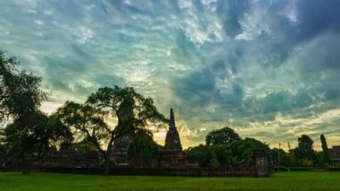 Hızlandırılmış bulutlar Ayutthaya döneminde Wat Phra Ram 'ın harabelerini kapladı. Atmosfer, tarihsel bir çağa geri dönmek gibi. Antik pagoda arka planı harap ediyor..