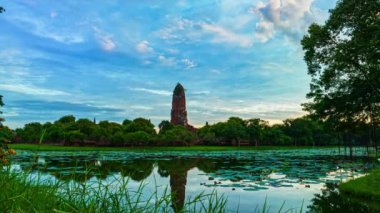 Ayutthaya Dönemi 'ndeki Wat Phra Ram' ın eski güzel yansıması zaman atlaması başkentti. Mavi gökyüzünde beyaz bulutlu gündoğumu tarihi bir çağda olmak gibi.