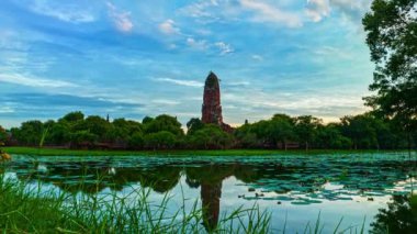 Ayutthaya Dönemi 'ndeki Wat Phra Ram' ın eski güzel yansıması zaman atlaması başkentti. Mavi gökyüzünde beyaz bulutlu gündoğumu tarihi bir çağda olmak gibi.