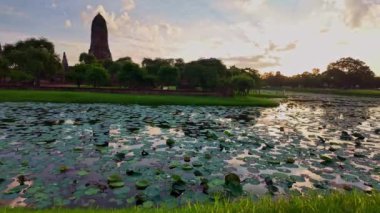 Ayutthaya dönemindeki eski Wat Phra Ram 'ın güzel yansıması mavi gökyüzünde beyaz bulutların doğuşunun başkentiydi. Bu tarihsel bir çağda olmak gibi.