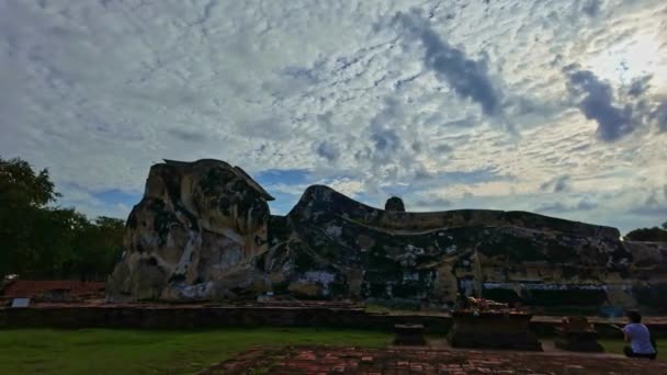 Nuvens Brancas Céu Azul Acima Estátua Buda Reclinada Parque Histórico — Vídeo de Stock