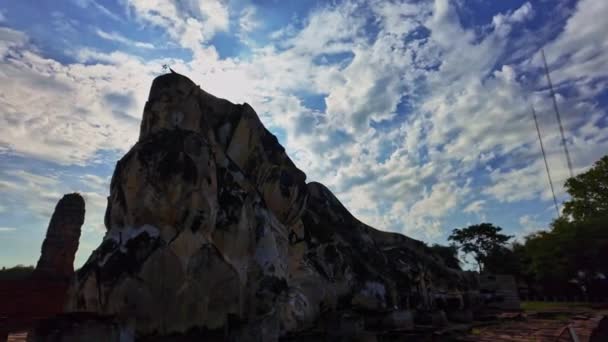 Nuages Blancs Dans Ciel Bleu Dessus Statue Bouddha Inclinable Parc — Video