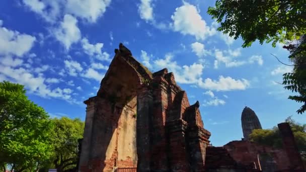 宗教史公園で粘土レンガで作られた古いアーチ アユタヤ時代のワット ラムは首都でした 青空の景色が白い雲を照らしています まるで歴史的な時代に — ストック動画