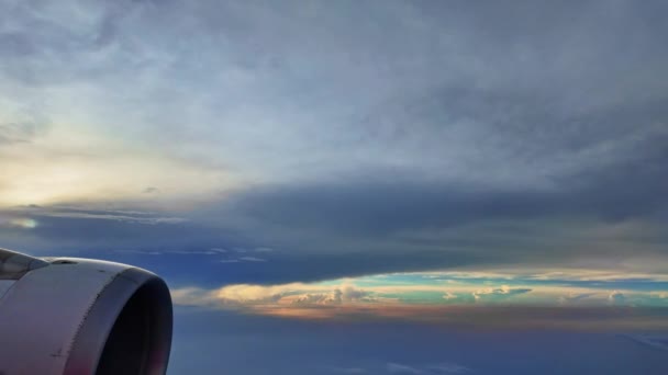 비행기 프로펠러와 흐릿한 구름을 지나가는 비행기 수평선의 기울기는 평면으로 이동합니다 — 비디오
