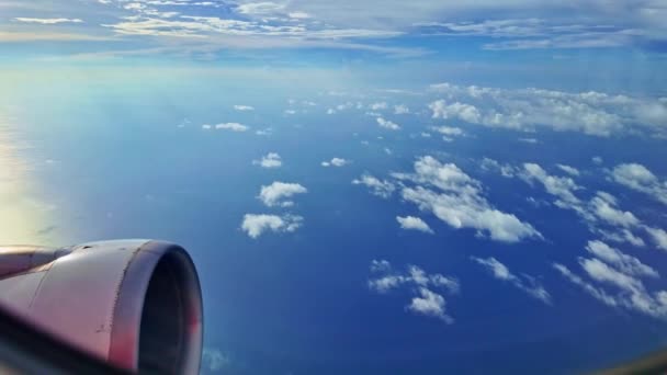 天空中飘扬着白色的蓬松的云彩在飞机窗边夕阳西下 阳光穿过美丽的天空 巨大的云彩笼罩了整个城市地平线的坡度随飞机而变化 — 图库视频影像