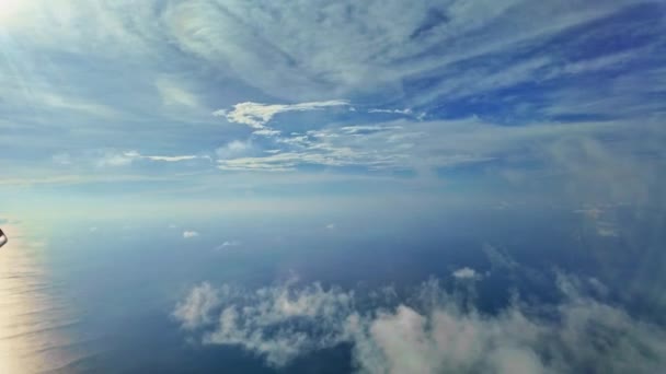 Λευκά Χνουδωτά Σύννεφα Αιωρούνται Στον Αέρα Από Παράθυρο Του Αεροπλάνου — Αρχείο Βίντεο