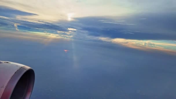 Λευκά Χνουδωτά Σύννεφα Αιωρούνται Στον Αέρα Από Παράθυρο Του Αεροπλάνου — Αρχείο Βίντεο