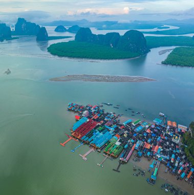 Koh Panyee 'nin havadan görünüşü. Uzak bir ada köyü, birçok ada var.