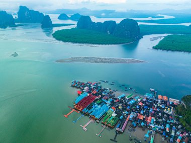 Koh Panyee 'deki bir köyün gökyüzü manzaralı çatıları.