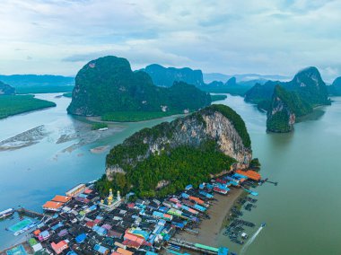 Koh Panyee 'deki bir köyün gökyüzü manzaralı çatıları.
