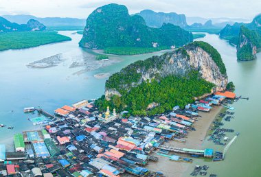 Koh Panyee 'deki bir köyün gökyüzü manzaralı çatıları.