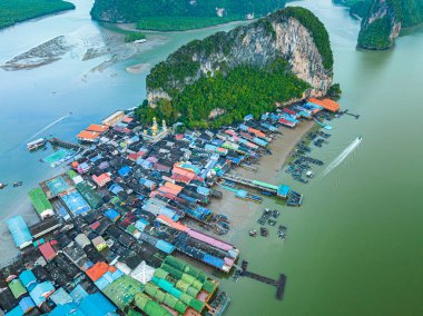 Koh Panyee 'deki bir köyün gökyüzü manzaralı çatıları.