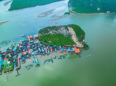 Koh Panyee 'deki bir köyün gökyüzü manzaralı çatıları.