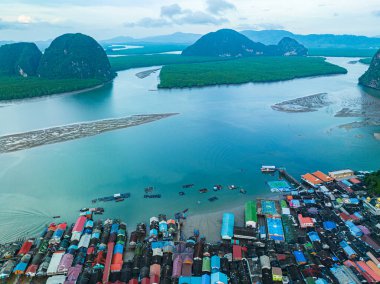 Koh Panyee 'deki bir köyün gökyüzü manzaralı çatıları.